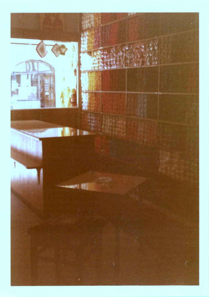Kleiner Innenraum des alten Ladens aus den 1970ern mit Blick auf Wollregal und Ladentheke