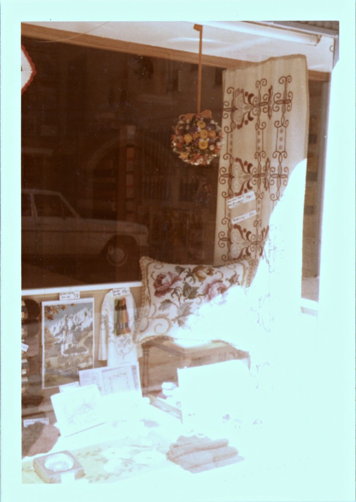 Aufnahme der Schaufenster-Dekoration aus den 1970ern vom Schaufenster des alten kleinen Ladens