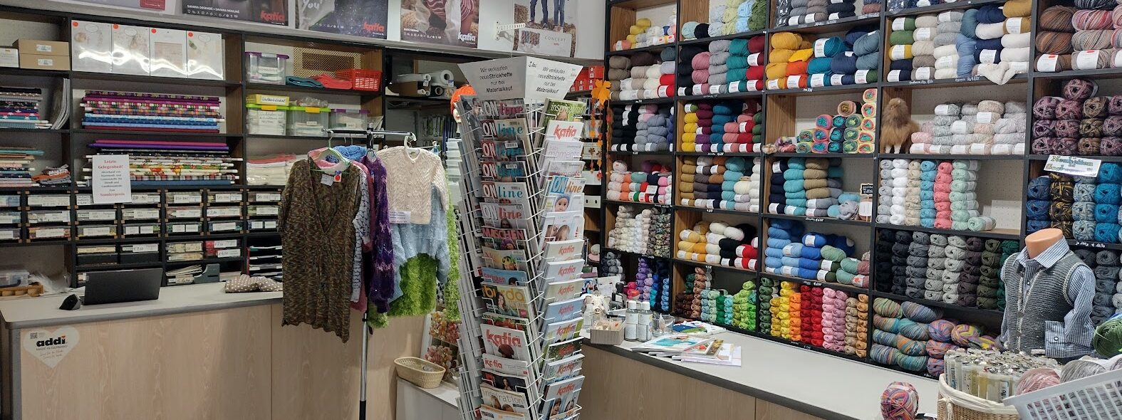 Der Laden von Innen, Kundenbereich mit Blick auf Sticken & Nähen (links) Knöpfe und Magzine (mitte) und überwiegend Wolle und Garne (rechts)