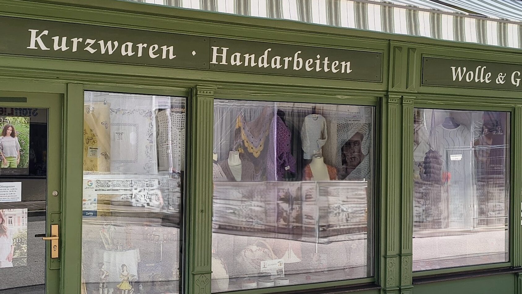 Die gut erhaltene und gepflegte Originalfront des Ladens im Jahr 2015