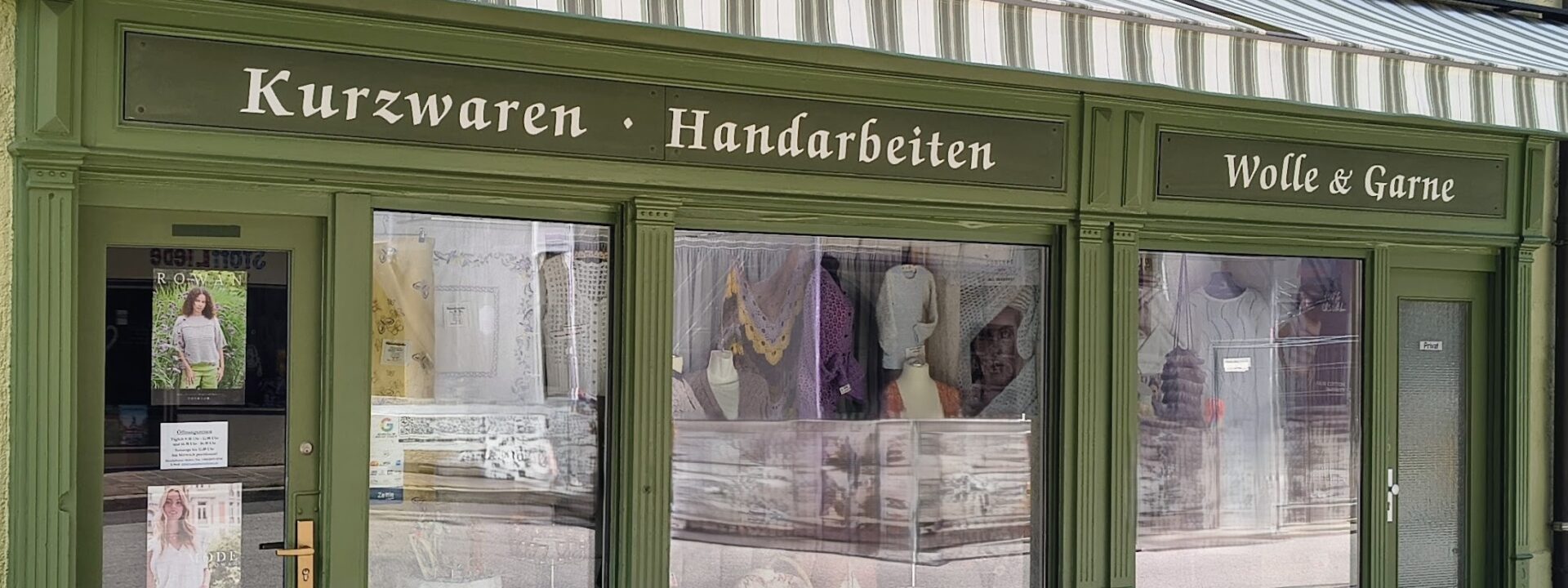 Die gut erhaltene und gepflegte Originalfront des Ladens im Jahr 2015